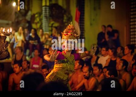 Ubud, Bali, Indonésie - septembre 3, 2017 : danseuse en costume traditionnel lors d'une cérémonie de danse kecak fire. Prendre le soir sans flash, mo Banque D'Images