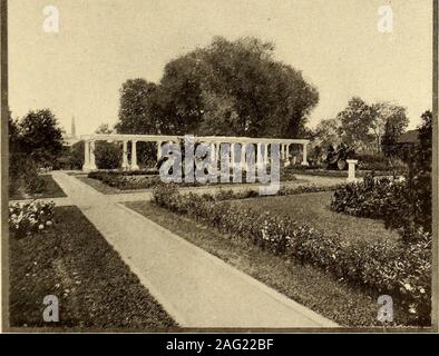 . American maisons et jardins. r, le second, même largeur, cinq a été évolué. Les photos accompagnant cet article pieds plus bas ; une troisième terrasse, de gravier, de huit pieds plus bas, des sous- permettra le mieux d'illustrer les résultats de ces efforts de l'amateur a fusionné en période de hautes eaux, est soutenue en regard de la rivière et son homme. D'un réservoir de nénuphars et poissons d'or a été par un lourd neuf pieds de bordure en béton mur. Les murs support- construit avec des résultats satisfaisants, puis un jardin à ing et séparant les 1 chemins formé de traversée par l'écrivain fait callshome terrasses car elles n'ont construit Banque D'Images