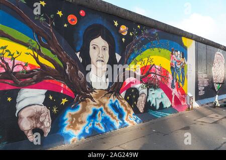 Graffitis au la East Side Gallery, le plus long morceau restant du mur de Berlin, à Berlin, Allemagne, le 29 octobre 2019. (Photo/CTK Pavel Vesely) Banque D'Images