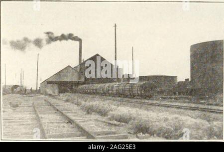 . Canadian Transportation & Distribution management. il est de locomotives de l'intérêt particulier. Construit en fra- même temps, l'eau est prélevée dans theinnermost fibres de l'égalité, et dissipé. asvapor Après avoir été soumis à une dépression forover une heure, il est interrompu et moreoii admis dans le cylindre, ce timeunder la pression. Cette pression est fait togradually lieu, prendre plus de 2 heures d'atteindre une pression de 100 à 180kg, selon la nature et l'état du bois. Dans l'un des 135 ft. cylin-ders, environ 2,000 gallons, au-delà de ce cylindre pour un certain temps Banque D'Images