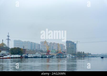 Vue pittoresque de la rivière port en ville de Rostov-sur-Don sur jour brumeux de l'automne Banque D'Images