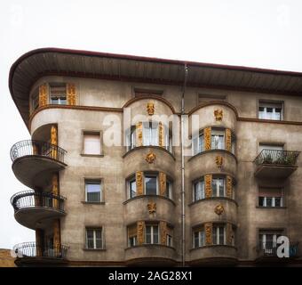 Budapest, Hongrie, août 2019, vue sur la partie supérieure d'un bâtiment de couleur grise Banque D'Images