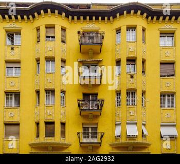 Budapest, Hongrie, août 2019, vue sur la partie supérieure d'un bâtiment de couleur jaune Banque D'Images