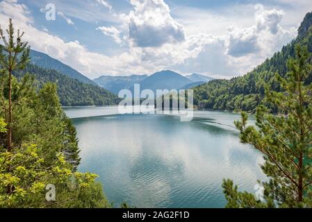 Scène paisible de l'eau calme du lac Sylvensteinsee en Allemagne du sud, près de la frontière autrichienne Banque D'Images