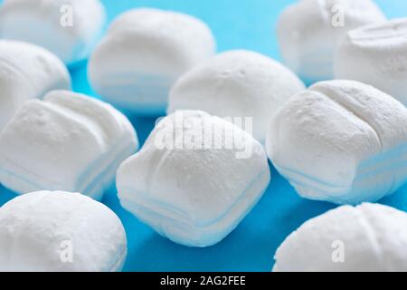 Close-up of white menthe bonbons ou cassants Peppermint Candy sur fond bleu Banque D'Images