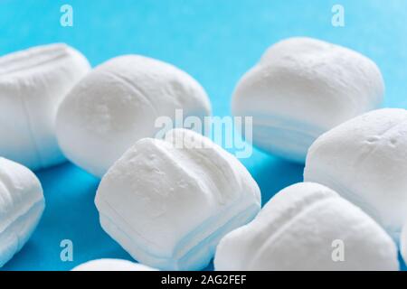 Close-up of white menthe bonbons ou cassants Peppermint Candy sur fond bleu Banque D'Images