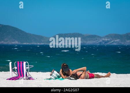 Un couple parfait enjoyng plage tropicale à Rio de Janeiro, Brésil Banque D'Images