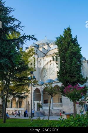 Istanbul, Turquie - 7 septembre 2019. Les touristes et les fidèles visiter le 16ème siècle la mosquée Suleymaniye, la plus grande mosquée de la ville Banque D'Images