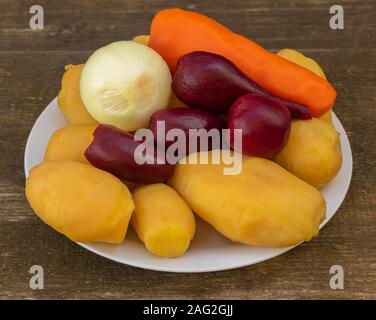 Vinaigrette au processus de cuisson. Ingrédients : Pommes de terre bouillies, des carottes, des betteraves rouges, des oignons.. La nourriture végétarienne naturelle. Légumes santé benef Banque D'Images