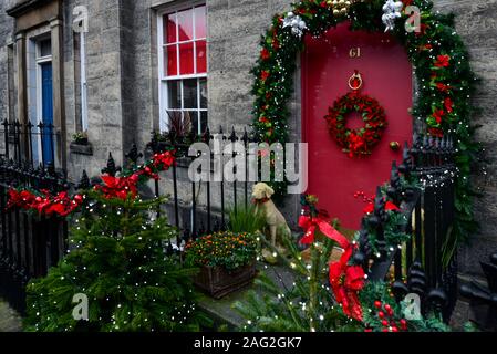 Décoration de Noël porte sur la High Street, North Queensferry près d'Édimbourg, Écosse, Royaume-Uni Banque D'Images