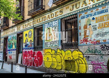 Madrid, du quartier typique de Malasana, un lieu fréquenté par des artistes qui peignent de très belles peintures murales Banque D'Images