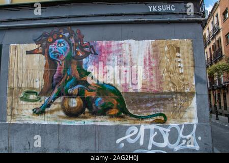 Madrid, du quartier typique de Malasana, un lieu fréquenté par des artistes qui peignent de très belles peintures murales Banque D'Images