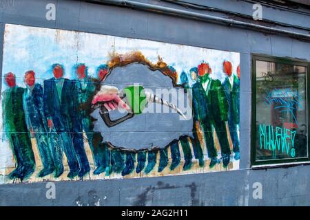 Madrid, du quartier typique de Malasana, un lieu fréquenté par des artistes qui peignent de très belles peintures murales Banque D'Images