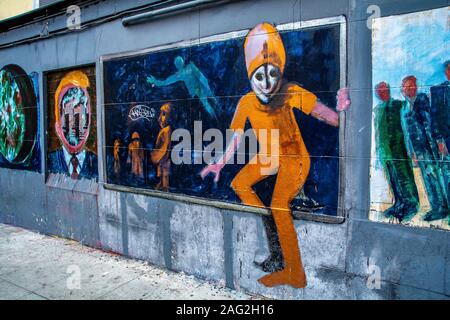 Madrid, du quartier typique de Malasana, un lieu fréquenté par des artistes qui peignent de très belles peintures murales Banque D'Images