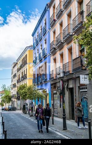 Madrid, du quartier typique de Malasana, un lieu fréquenté par des artistes qui peignent de très belles peintures murales Banque D'Images