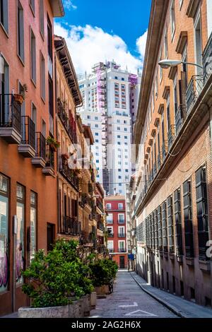 Madrid, du quartier typique de Malasana, un lieu fréquenté par des artistes qui peignent de très belles peintures murales Banque D'Images