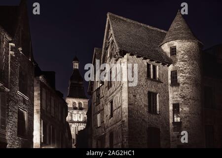 Vieille rue vide étroit dans une ville médiévale en France, éclairé par une lampe de rue dans la nuit. Nuit dramatique fine art paysage. Noir et blanc, sépia Banque D'Images