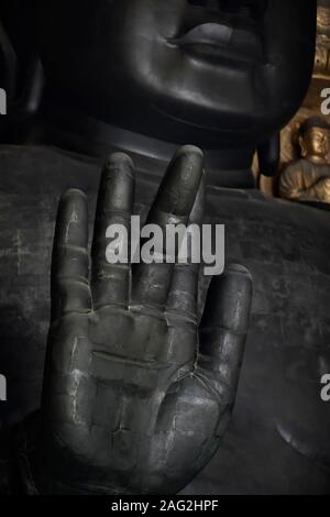 Gros plan artistique de Buddha palm. Semui-in ou Abhaya mudra. La statue du Grand Bouddha du Temple Todaiji, Daibutsuden principal, Temple Todai-ji, Nara, Japon. Tō Banque D'Images