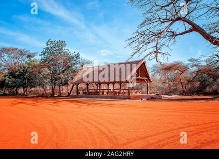 Aire de repos en réserve de Bandia (Sénégal). Il s'agit d'un parc du safari en Afrique de l'Ouest. Il y a du sable rouge. Banque D'Images