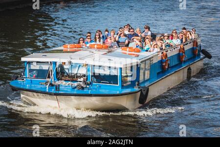 Saint Petersburg, Russie - le 18 août 2019 : un bateau, avec un grand groupe de passagers, voiles le long de la rivière Moïka. Banque D'Images