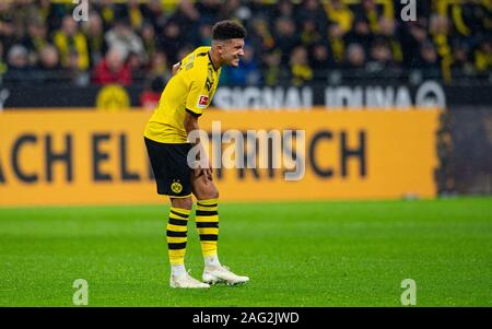 Dortmund, Allemagne. 25Th Dec 2019. Soccer : Bundesliga Borussia Dortmund - RB Leipzig, 16e journée au Signal Iduna Park. Dortmund's Jadon, Sancho doit être remplacé pour cause de blessure. Credit : Guido Kirchner/DPA - NOTE IMPORTANTE : en conformité avec les exigences de la DFL Deutsche Fußball Liga ou la DFB Deutscher Fußball-Bund, il est interdit d'utiliser ou avoir utilisé des photographies prises dans le stade et/ou la correspondance dans la séquence sous forme d'images et/ou vidéo-comme des séquences de photos./dpa/Alamy Live News Banque D'Images