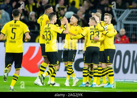 Dortmund, Allemagne. 25Th Dec 2019. Soccer : Bundesliga Borussia Dortmund - RB Leipzig, 16e journée au Signal Iduna Park. Les joueurs de Dortmund sont heureux après le 2:0. Crédit : Marcel Kusch/DPA - NOTE IMPORTANTE : en conformité avec les exigences de la DFL Deutsche Fußball Liga ou la DFB Deutscher Fußball-Bund, il est interdit d'utiliser ou avoir utilisé des photographies prises dans le stade et/ou la correspondance dans la séquence sous forme d'images et/ou vidéo-comme des séquences de photos./dpa/Alamy Live News Banque D'Images