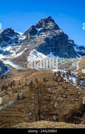 Mont Chersogno, le plus haut sommet de l'ensemble de la Vallée Maira (3100 mètres au-dessus du niveau de la mer) permet de magnifiques excursions dans toutes les saisons de l'année Banque D'Images