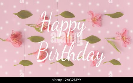 Joyeux anniversaire à vous. Carte de souhaits dans l'alstroemeria rose avec des fleurs et l'inscription pour une femme. Banque D'Images
