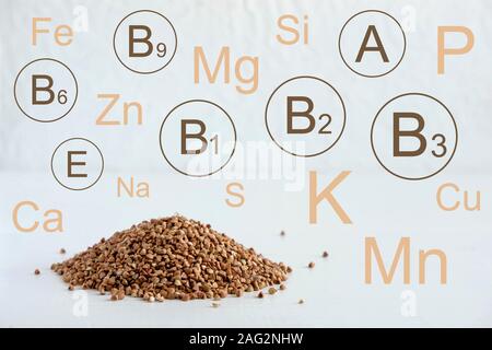 Le sarrasin en vitamines et minéraux qu'il contient. Colline de sarrasin sur un fond clair. En bonne santé et alimentation saine. Banque D'Images