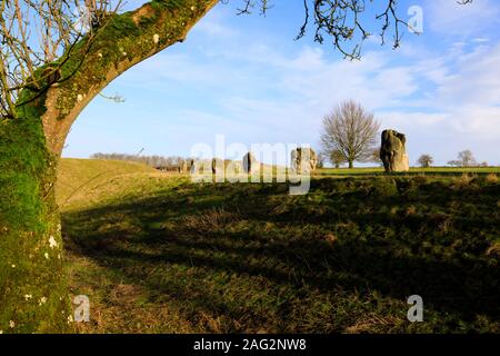 Le village d'Avebury Wiltshire, célèbre pour son cercle de pierres debout néolithique. Banque D'Images