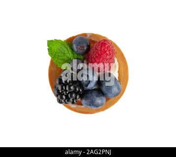 Aux fruits rouges tartelette de framboise, de myrtille, de mûre, de bleuet isolé sur fond blanc. Cake aux fruits rouges, feuille de menthe et le fromage à la crème. Banque D'Images