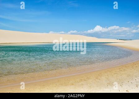 Dunes de sable et des lagunes dans Parc National Lencois Maranhenses, Brésil Banque D'Images