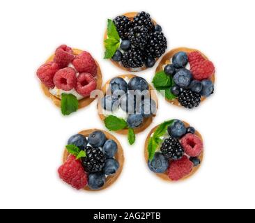 Aux fruits rouges tartelette de framboise, de myrtille, de mûre, de bleuet isolé sur fond blanc. Banque D'Images