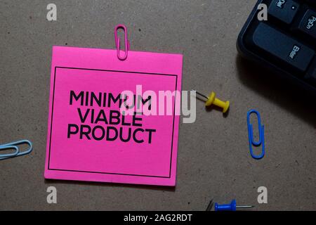 Produit minimum viable écrire sur les post-its isolated on Office Desk Banque D'Images