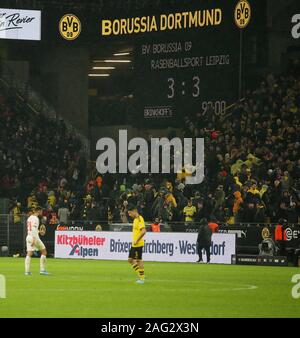 Dortmund, Allemagne. 25Th Dec 2019. firo : 17.12.2019 Football, 2019/2020 1.Bundesliga : BVB Borussia Dortmund - RB Leipzig 3 : Tableau de bord 3 résultat final avec l'utilisation du crédit dans le monde entier | : dpa/Alamy Live News Banque D'Images