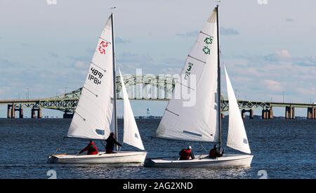 Babylon, New York, USA - 7 décembre 2019 : deux voiliers anciens deux personnes dans une régate de voile décembre dans la Grande Baie du Sud avec le pont en Banque D'Images