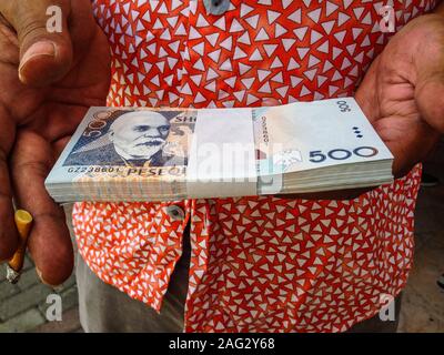 Des paquets d'argent albanais leke à mens mains Banque D'Images