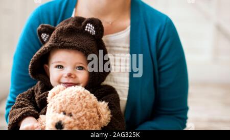 Portrait de bébé garçon vêtu d'un costume d'ours. Banque D'Images