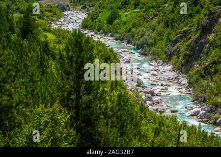 L'eau bleu turquoise en rivière dans les montagnes albanaises près de Theth Breg Lumi, Albanie Banque D'Images