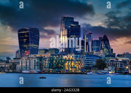 Vue de nuit sur la partie moderne de Londres City scape Banque D'Images