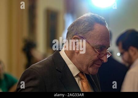 Washington, District de Columbia, Etats-Unis. 25Th Dec 2019. Chef de la minorité du Sénat américain Chuck Schumer (démocrate de New York) est à l'écoute entre lors d'une conférence de presse sur la colline du Capitole à Washington, DC, le mardi 17 décembre 2019. Crédit : Alex Wroblewski/CNP Crédit : Alex Wroblewski/CNP/ZUMA/Alamy Fil Live News Banque D'Images