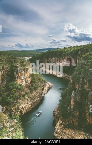 Bateau de tourisme croisière à travers l'étonnant cayons de Capitolio dans le sud du Minas Gerais, un célèbre lieu touristique au Brésil Banque D'Images