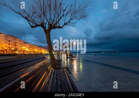 Paseo Pereda. Santander waterfront. Photo de nuit. Banque D'Images