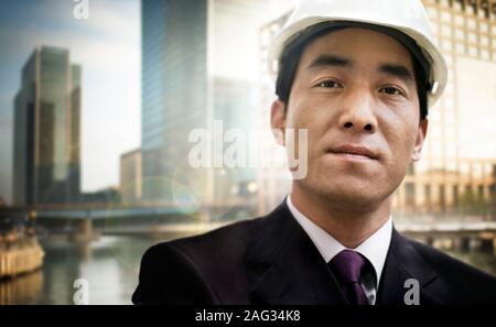 Portrait d'un homme portant un casque de protection. Banque D'Images