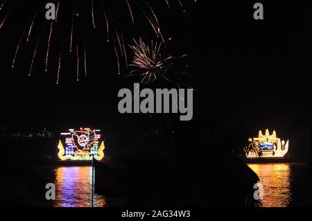 D'artifice multiplient sur flotteurs lumineux sur la rivière Tonle Sap au cours de la fête de l'eau du Cambodge, Phnom Penh, Cambodge. © Kraig Lieb Banque D'Images