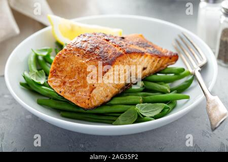 Saumon grillé servi avec des haricots verts Banque D'Images