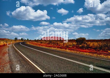 Point de vue de la conduite automobile dans le désert australien. Point de vue personnel conducteur de véhicule roulant sur route déserte, belle Australian Outback Banque D'Images