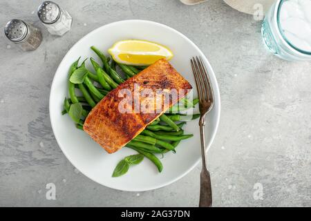 Saumon grillé servi avec des haricots verts Banque D'Images