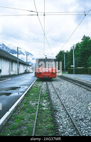 Vue verticale d'un tramway rouge en marche avant à travers le rails Banque D'Images