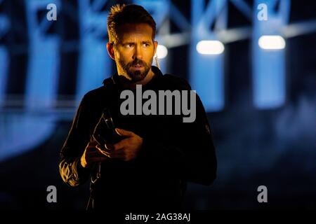 Métro 6, (alias SIX souterrain), Ryan Reynolds, 2019. ph : Christian / noir / Netflix © Courtesy Everett Collection